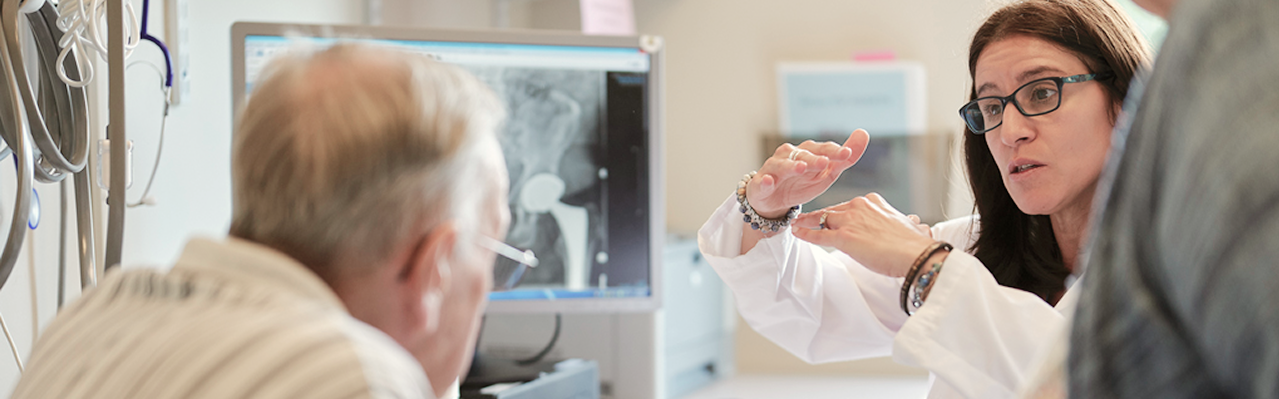 une photo d'un médecin donnant des explications